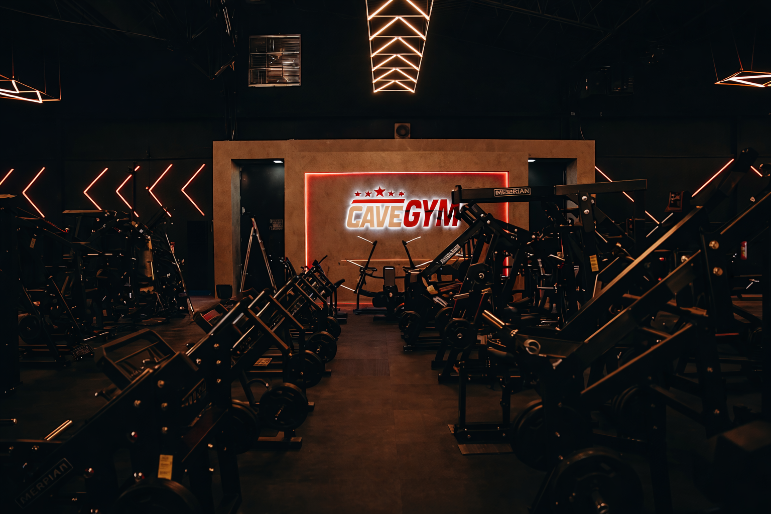 Cave Gym - Letreiro neon e equipamentos
